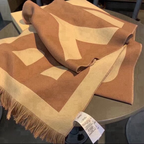 Burberry Heritage-Inspired Scarf - Picture 3 of 4